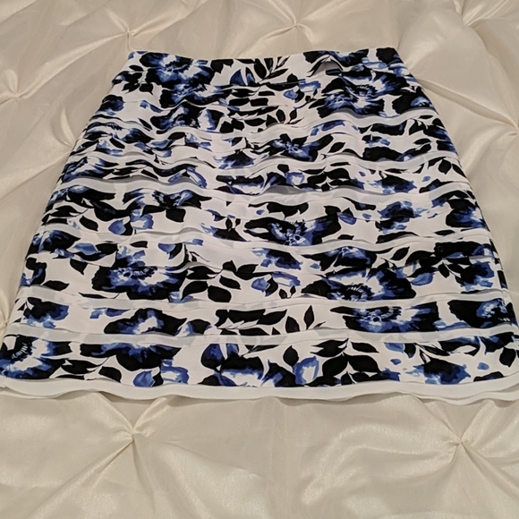 White House Black Market Dresses & Skirts - EUC WHBM Pencil Skirt Floral Blue/Black
